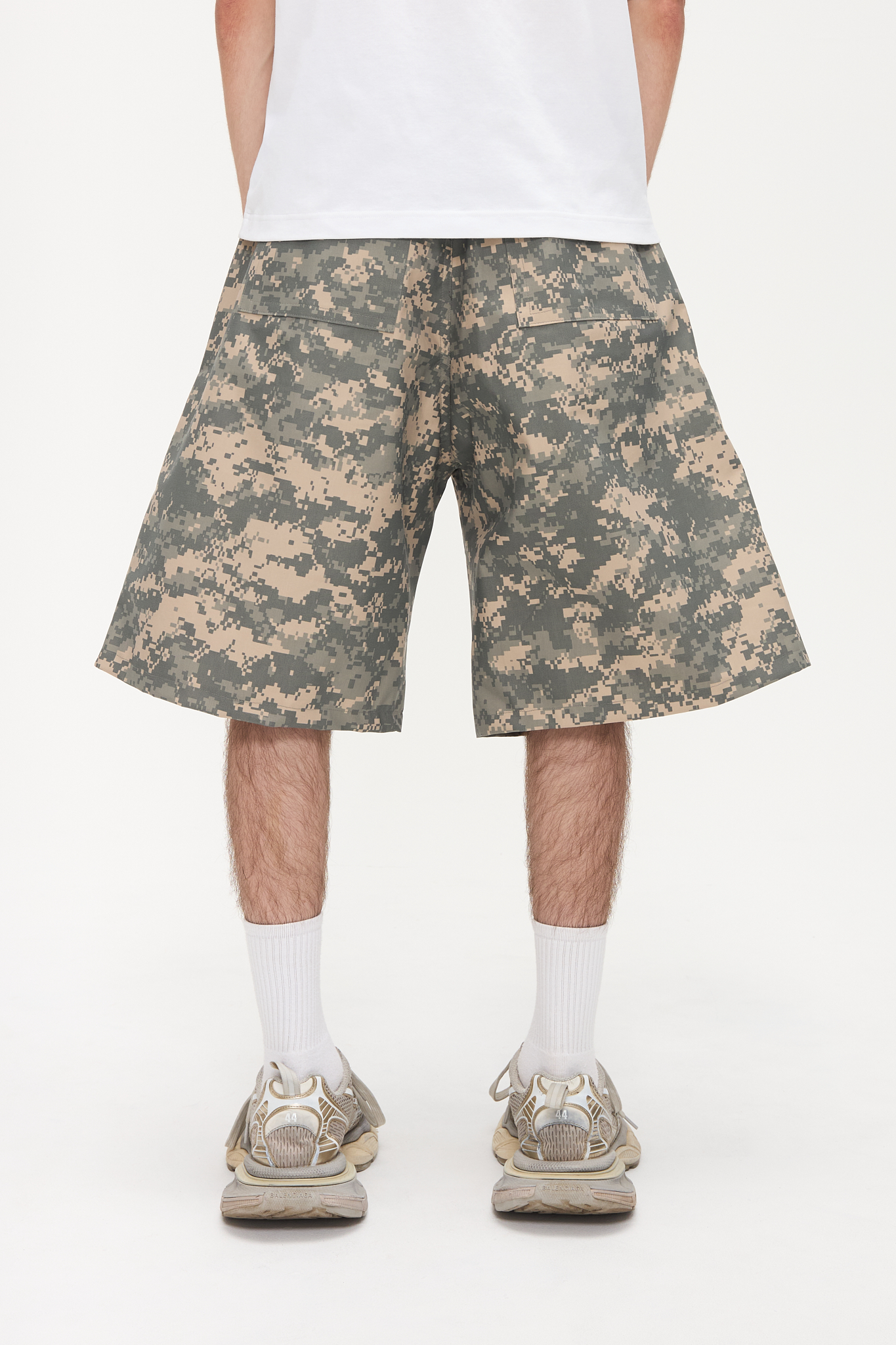 - Baggy fit<br />- GORETEX digital camp fabric<br />