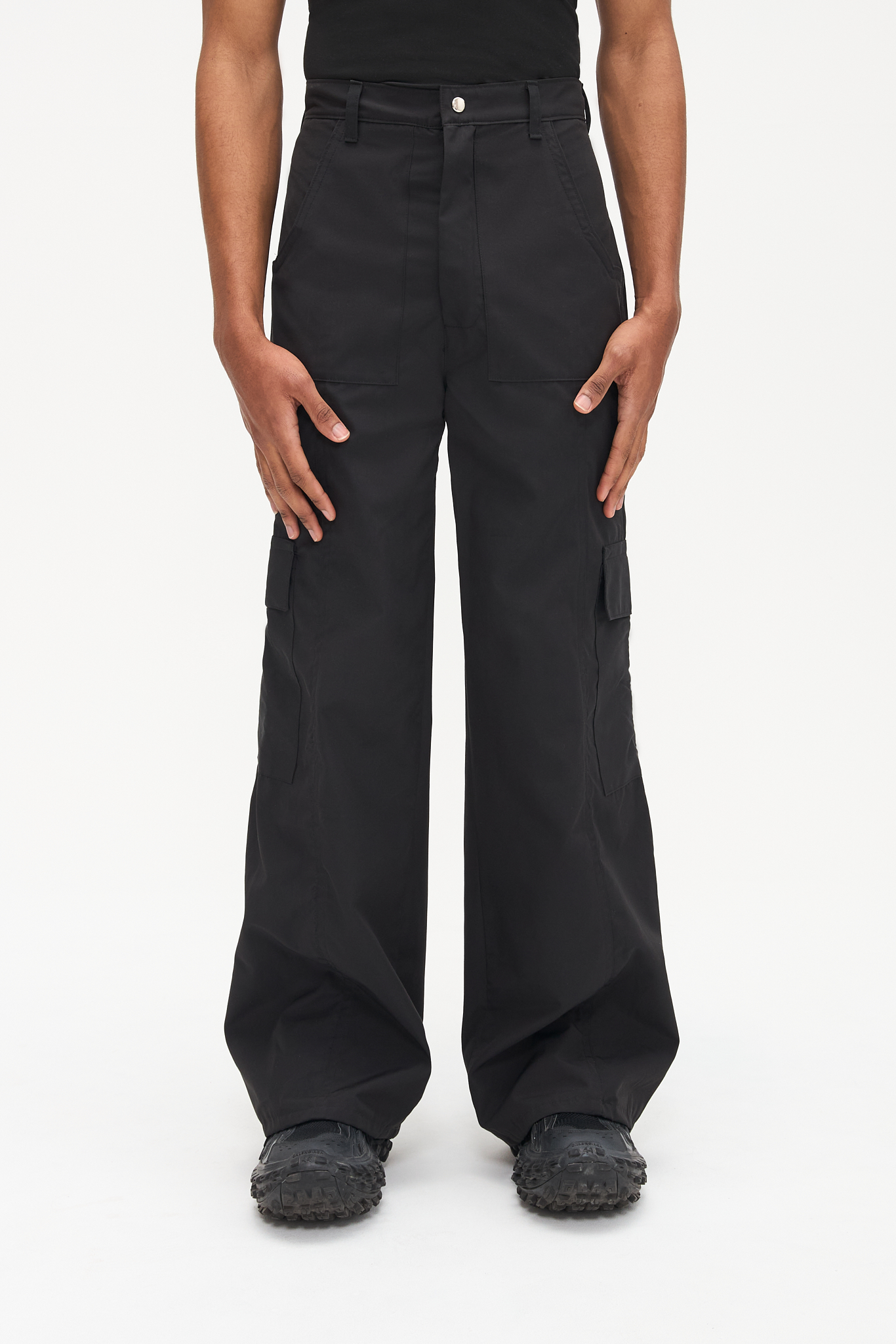 - Straight fit<br />- Nylon water resistant fabric<br />- Cargo pockets