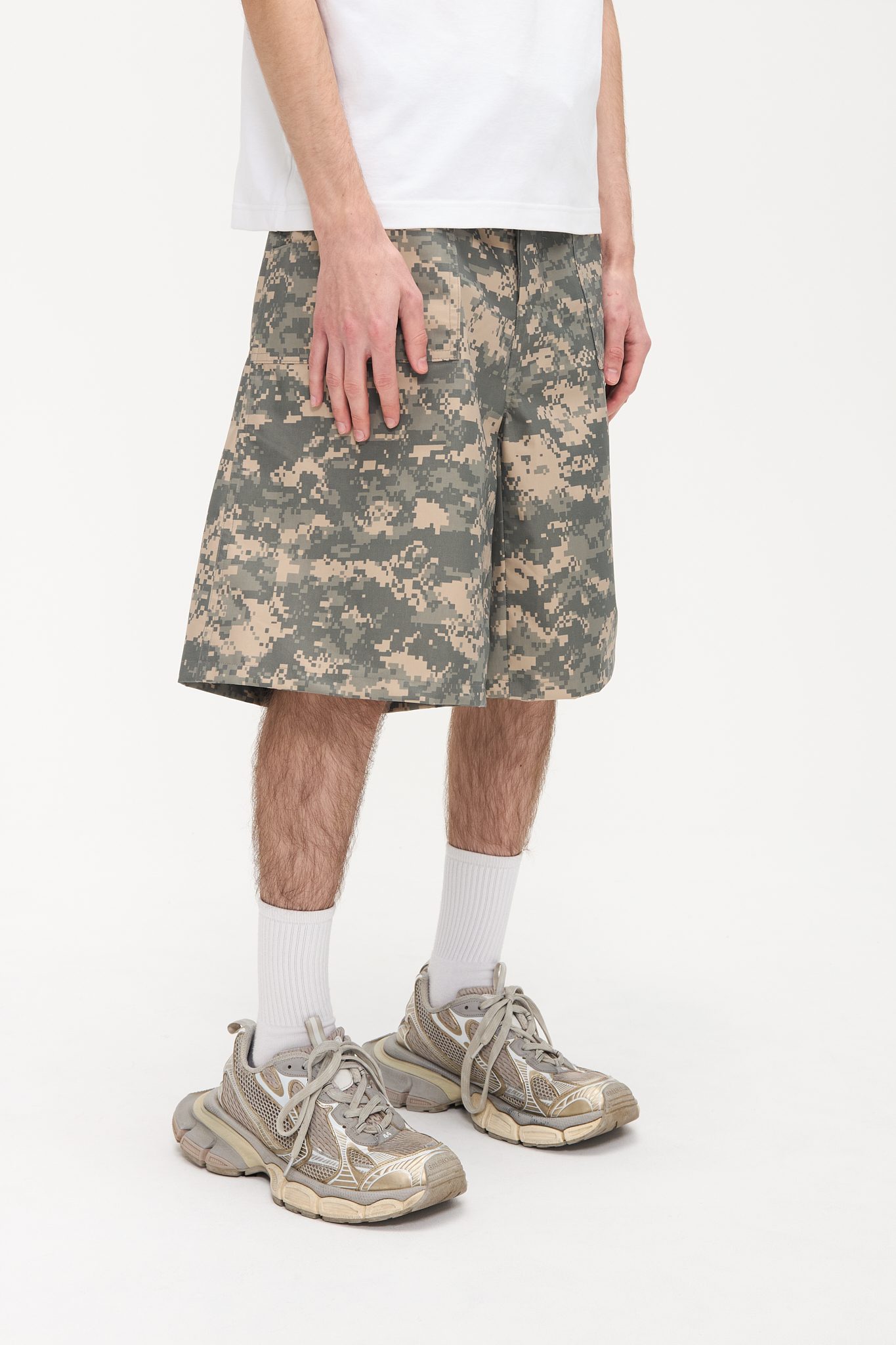 - Baggy fit<br />- GORETEX digital camp fabric<br />