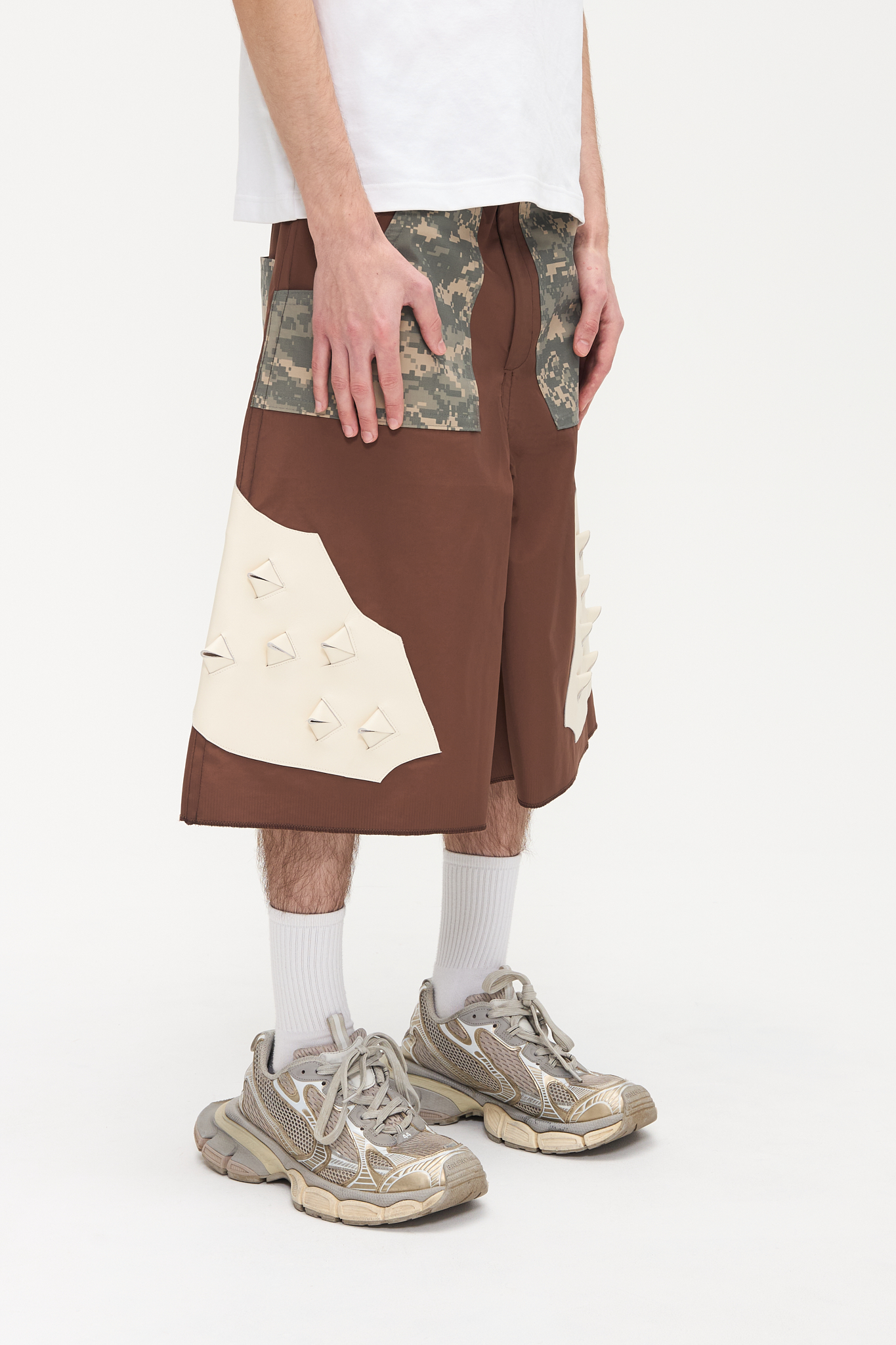 - Baggy fit<br />- GORETEX brown fabric<br />- White 3-D croco leather patches