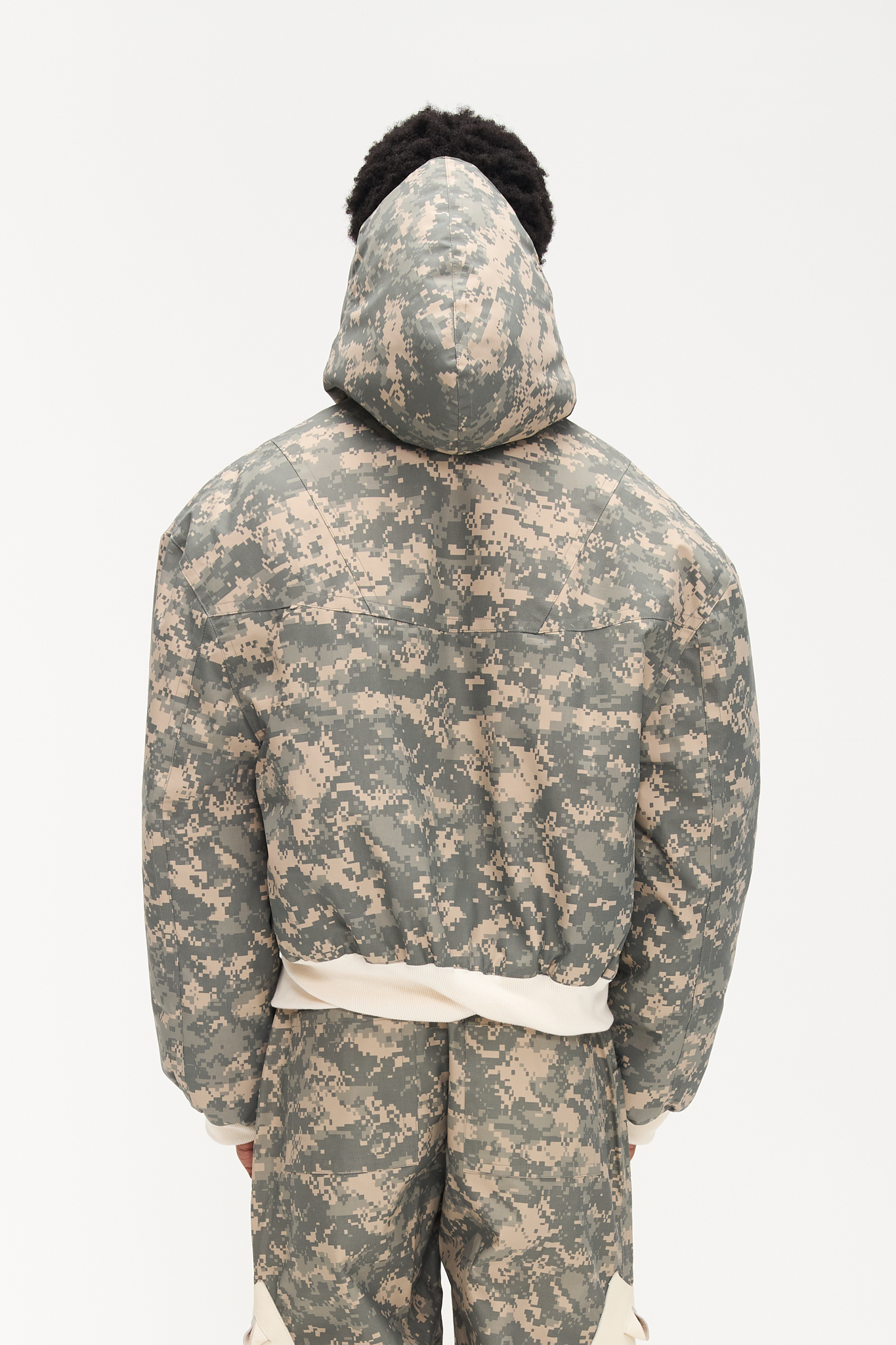 - Oversize fit<br />- Croptop bomber jacket <br />- Digital camoflage GORETEX fabric     