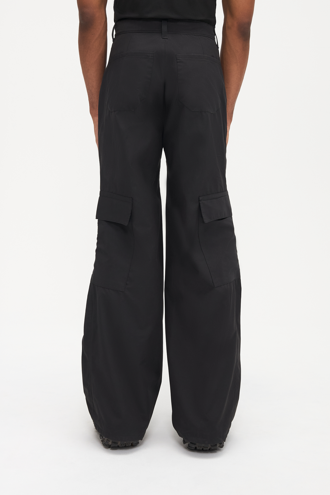 - Straight fit<br />- Nylon water resistant fabric<br />- Cargo pockets