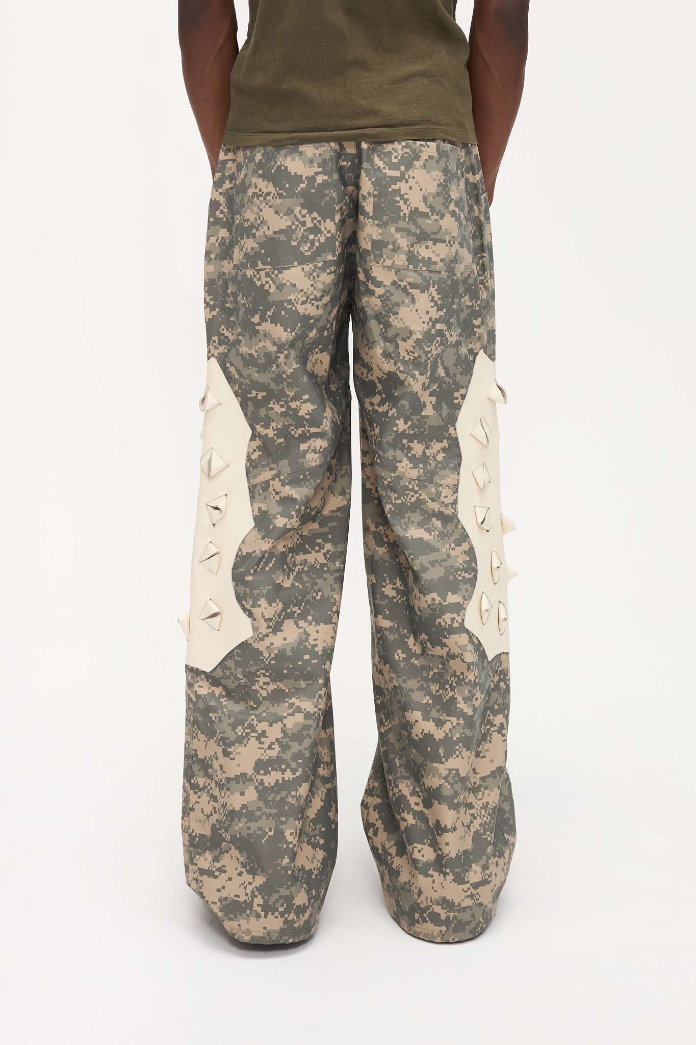 - Straight fit<br />- GORETEX digital camo fabric<br />- White 3-D croco leather patches<br />