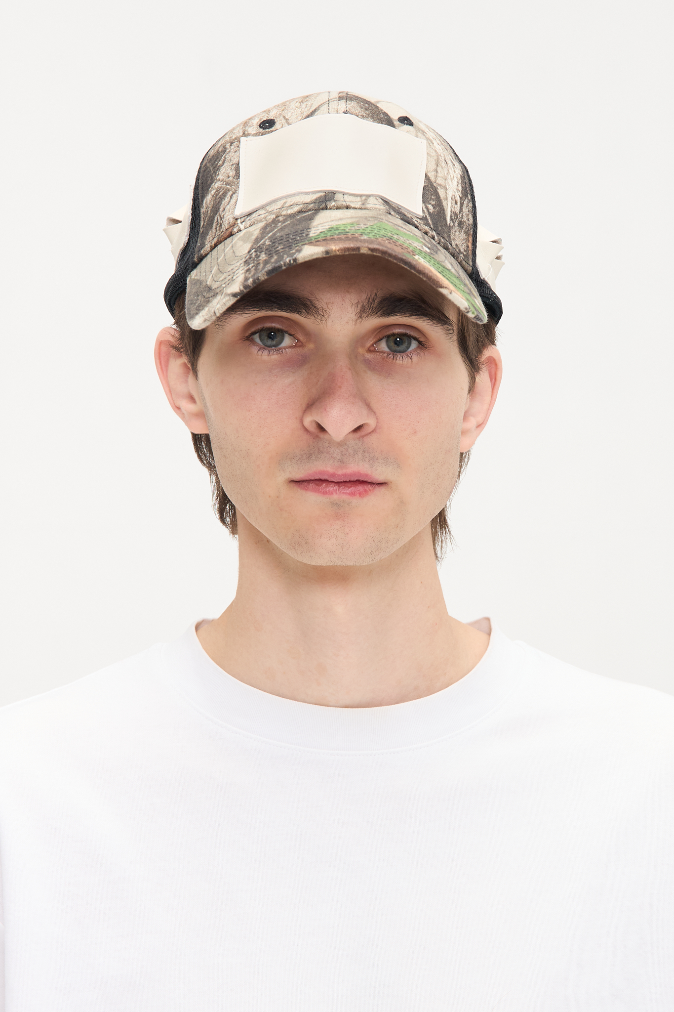 - Adjustable cap<br />- Camoflage print<br />- White croco 3-D leather patches