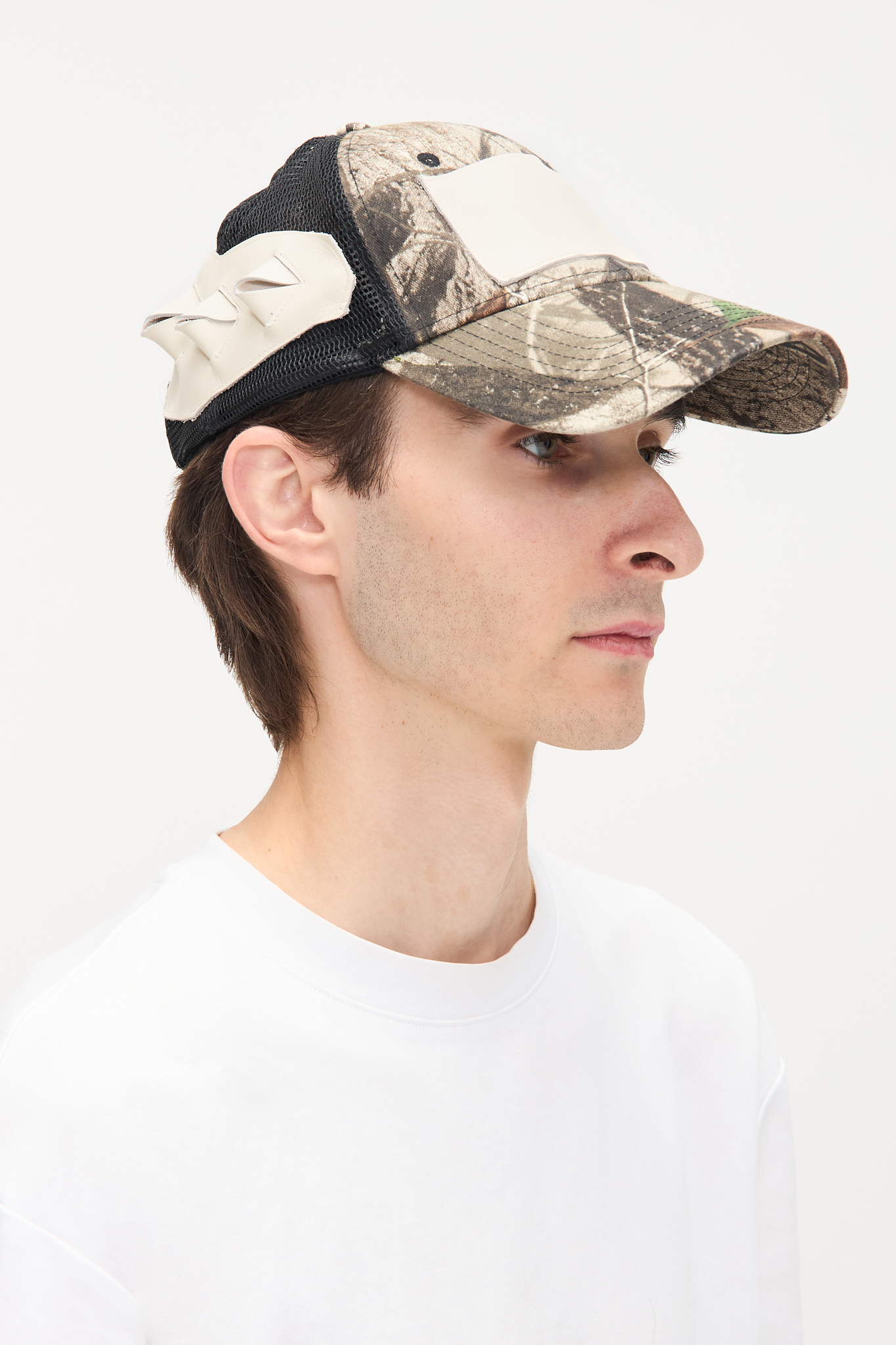 - Adjustable cap<br />- Camoflage print<br />- White croco 3-D leather patches