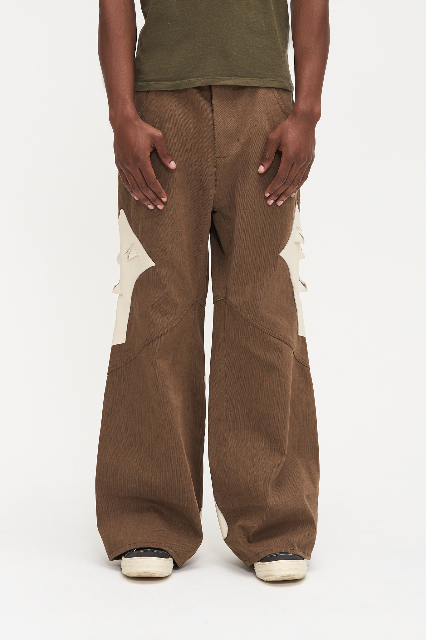 - Flared fit<br />- Deadstock brown denim<br />- White croco 3-D leather patches