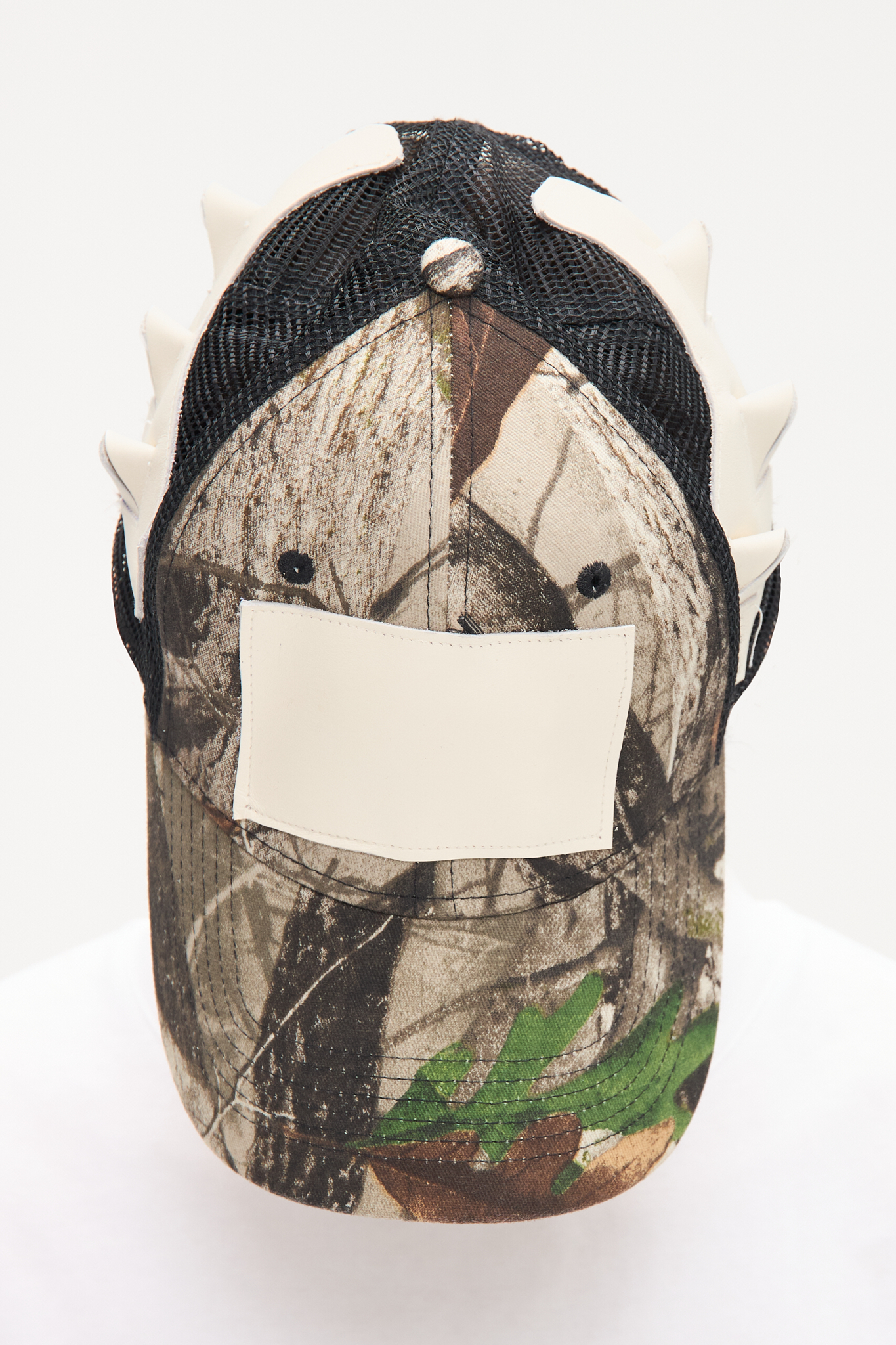 - Adjustable cap<br />- Camoflage print<br />- White croco 3-D leather patches